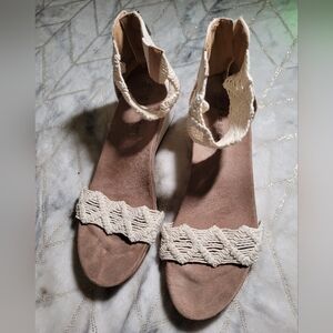 Lucky Brand cream sandals Size 9M
